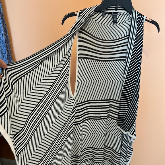 Anne French sleeveless shawl - Picture 6 of 7